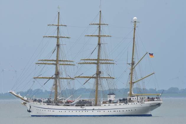 Gorch Fock auf zweiter Probefahrt Die Gorch Fock, das Segelschulschiff der Deutschen Bundesmarine verlässt zur zweiten Probefahrt den Hafen des Marinestandortes Wilhelmshaven. Die erste Probefahrt müsste aufgrund eines Motorschadens abgebrochen werden. Wilhelmshaven Niedersachsen Deutschland *** Gorch Fock on second sea trial The Gorch Fock, the sail training ship of the German Navy, leaves the harbour of the naval base Wilhelmshaven for the second sea trial The first sea trial had to be aborted due to an engine failure Wilhelmshaven Lower Saxony Germany