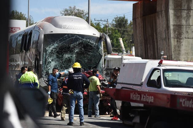 News Bilder des Tages September 21, 2021: A passenger bus lost its brakes in the city of Xalapa, causing collisions with other cars and causing the death of 3 people who were trapped inside one of the vehicles with which the bus collided. - ZUMAqp1_ 20210921_zip_qp1_012 Copyright: xHectorxAdolfoxQuintanarxPerezx