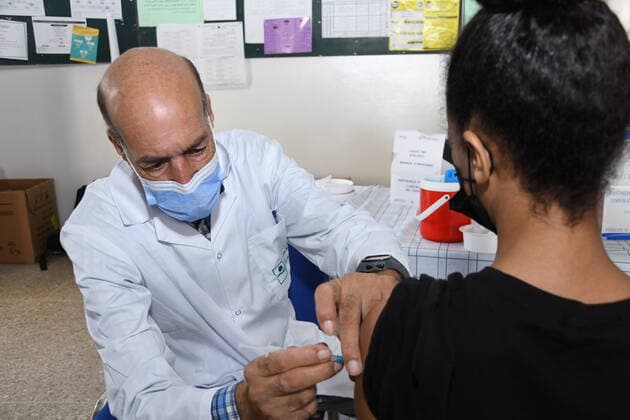 (210921) -- SALE (MOROCCO), Sept. 21, 2021 -- A teenager receives a dose of the COVID-19 vaccine in Sale, Morocco, on Sept. 21, 2021. Morocco has begun vaccinating teenagers aged between 12 and 17 years old against COVID-19. (Photo by Xinhua) MOROCCO-SALE-COVID-19-VACCINATION Chadi 