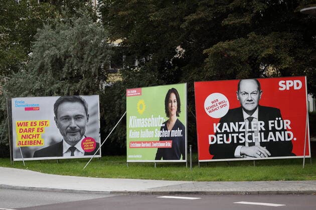 Christian Lindner (FDP), Kanzlerkandidatin Annalena Baerbock (Bündnis 90 Die Grünen) und Kanzlerkandidat Olaf Scholz (SPD) auf drei Wahlplakaten für die Bundestagswahl an einer Straße in Potsdam, 21. September 2021. Die Wahl findet am 26. September statt. Bundestagswahl 2021