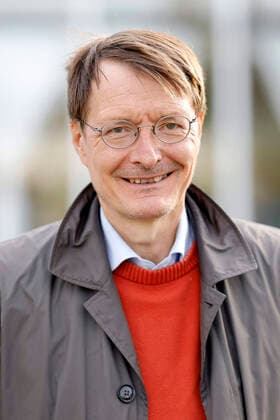 Karl Lauterbach spricht mit Vertretern von Fridays for Future über die Bewältigung der Klimakrise im Park-Cafe. Leverkusen, 21.09.2021