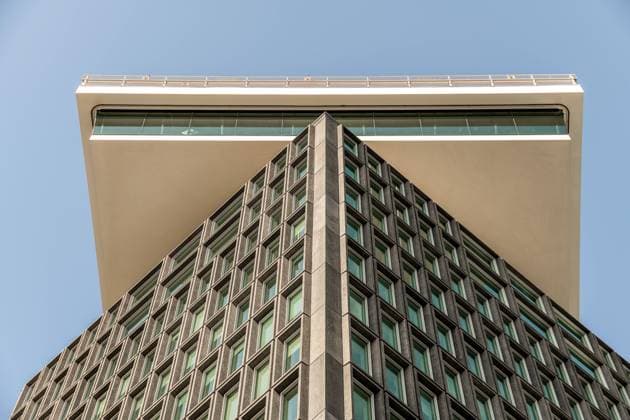 IMAGO Creative: Dichotomien, Symmetrie Creative Highlights World From below of high multistory building with unusual windows under blue sky in modern city CasaMedia_Amsterdam_3.jpg Copyright: xCasaxMediax Model Released