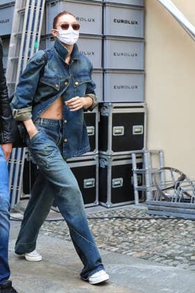 2021 Milan Fashion Week - Alberta Ferretti guests under Covid-19 Pandemic. Milan, Italy on September 22, 2021. US model Gigi Hadid wearing denim and sunglasses with a mask leaves the show from the back stage. ( Pierre Teyssot ESPA-Images) Milan USA - ZUMAcs12 1006810575st Copyright: xESPAxPhotoxAgencyx