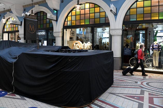 NSW CORONAVIRUS COVID19, A closed cafe is covered in cloth in the Queen Victoria Building (QVB) in Sydney, Thursday, September 23, 2021. The NSW government has relaxed rules in coronavirus areas of concern as the deadline for local essential workers to have had one vaccine dose is reached. ( NO ARCHIVING, EDITORIAL USE ONLY, NO USE IN BOOKS WITHOUT CONSENT SYDNEY NSW AUSTRALIA  Copyright: xBIANCAxDExMARCHIx 20210923001579000019