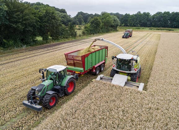 IMAGO Nature: Unsere Erde, Energiequellen, Biomasse Ackerbau - Luftbild, Ernte von Schnittroggen als Ganzpflanzensilalage für die Biogaserzeugung. Einsatz von moderner Landtechnik beim Silieren eines Roggenbestandes. Aufgenommen aus der Vogelperspektive mit einer Drohne. Landwirtschaftliches Symbolfoto. Region Weser-Ems Niedersachsen Deutschland *** Aerial photograph, harvest of cut rye as whole plant silage for biogas production Use of modern agricultural technology during ensiling of a rye stand Taken from a birds eye view with a drone Agricultural symbol photo Region Weser Ems Lower Saxony Germany