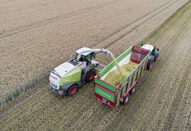 Ackerbau - Luftbild, Ernte von Schnittroggen als Ganzpflanzensilalage für die Biogaserzeugung. Einsatz von moderner Landtechnik beim Silieren eines Roggenbestandes. Aufgenommen aus der Vogelperspektive mit einer Drohne. Landwirtschaftliches Symbolfoto. Region Weser-Ems Niedersachsen Deutschland *** Aerial photograph, harvest of cut rye as whole plant silage for biogas production Use of modern agricultural technology during ensiling of a rye stand Taken from a birds eye view with a drone Agricultural symbol photo Region Weser Ems Lower Saxony Germany
