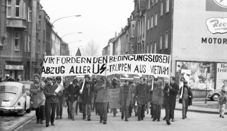 Gegen den US-Krieg in Vietnam 1970 DEU, Deutschland, Essen: Gegen den US-Krieg in Vietnam demonstrierten am 21.3.1970 Anhaenger der Friedensbewegung in der Industriestadt Essen. DEU, Germany, Essen: On March 21, 1970, supporters of the peace movement demonstrated against the U.S. war in Vietnam in the industrial city of Essen. NRW *** Against the US war in Vietnam 1970 DEU, Germany, Essen On March 21, 1970, supporters of the peace movement demonstrated against the U S war in Vietnam in the industrial city of Essen NRW
