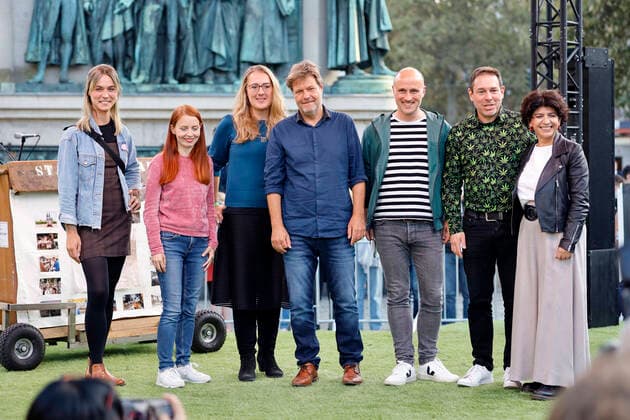 Nyke Slawik, Lisa-Marie Friede, Katharina Dröge, Robert Habeck und Sven Lehmann und weitere Grünen-Politiker bei einem Wahlkampf-Auftritt für die Kölner Grünen auf dem Heumarkt. Köln, 22.09.2021