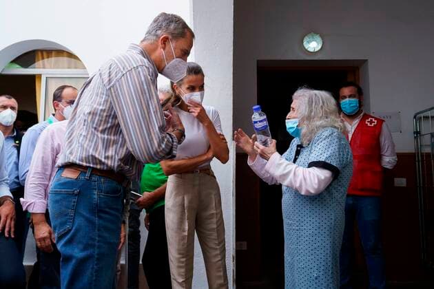 Bilder des Jahres 2021, Entertainment 09 September Entertainment Bilder des Tages Spanish King Felipe VI (L) and Queen Letizia (C) chats with the evacuated due to the volcanic eruption that have been moved to El Fuerte bulding at Brena Baja village in La Palma, Canary Islands, Spain on 23 September 2021. The new volcano began to erupt in Rajada Mountain in the municipality of El Paso on 19 September. The area had registered hundreds of small earthquakes along the week as magma pressed the subsoil on its way out, urging the regional authorities to evacuate locals before the eruption took place Volcanic eruption in La Palma !ACHTUNG: NUR REDAKTIONELLE NUTZUNG!  Copyright: xRamonxdexlaxRochax GRAFCAN3636 20210923-877616293106267fde85d322035ce02995792ce7