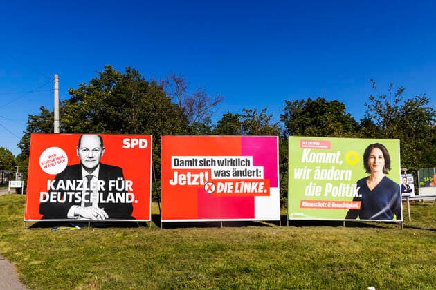 Farbenspiel einer möglichen Koalition: Rot - Rot - Grün. Großplakate der Parteien SPD; DIE LINKE und DIE GRÜNEN zur Bundestagswahl 2021. BTW21. 23.09.2021: Deutschland, Baden-Württemberg, Stuttgart.