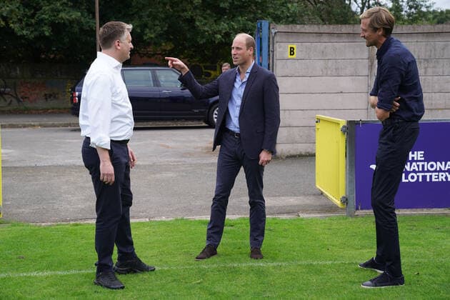 . 23 09 2021. London, United Kingdom. Prince William, The Duke of Cambridge, with Ben Clasper, Chairman of Dulwich Hamlet FC (left) and Peter Crouch (right) during a visit to the football club in London, where he met with players, club representatives to discuss the independent fan led review of football governance.  xPoolx xi-Imagesx IIM-22608-0001