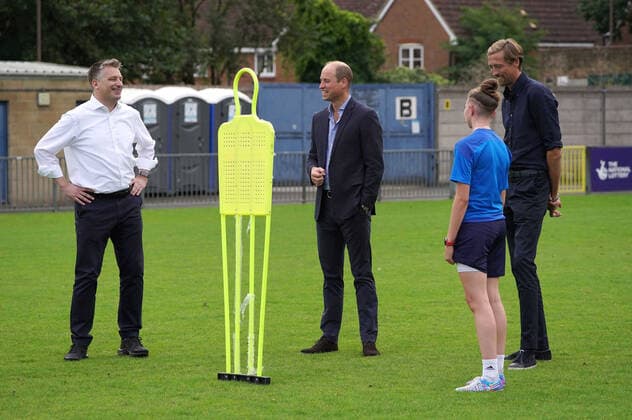 . 23 09 2021. London, United Kingdom. Prince William, The Duke of Cambridge, with Ben Clasper, Chairman of Dulwich Hamlet FC (left) and Peter Crouch (right) during a visit to the football club in London, where he met with players, club representatives to discuss the independent fan led review of football governance.  xPoolx xi-Imagesx IIM-22608-0003