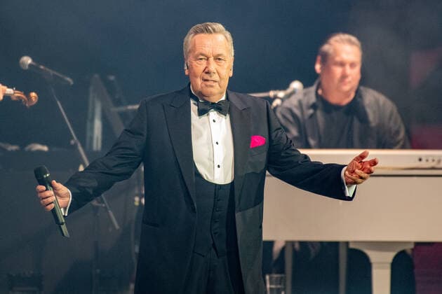 Roland Kaiser Alles oder Dich - Die Tournee zum . Roland Kaiser in der Stuttgarter Schleyerhalle. Roland Kaiser kehrt nach einer längeren coronabedingten Konzertpause wieder auf die Bühne zurück. Stuttgart Baden-Württemberg Deutschland