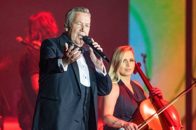 Roland Kaiser Alles oder Dich - Die Tournee zum . Roland Kaiser in der Stuttgarter Schleyerhalle. Roland Kaiser kehrt nach einer längeren coronabedingten Konzertpause wieder auf die Bühne zurück. Stuttgart Baden-Württemberg Deutschland