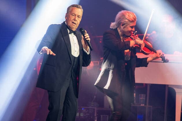 Roland Kaiser Alles oder Dich - Die Tournee zum . Roland Kaiser in der Stuttgarter Schleyerhalle. Roland Kaiser kehrt nach einer längeren coronabedingten Konzertpause wieder auf die Bühne zurück. Stuttgart Baden-Württemberg Deutschland