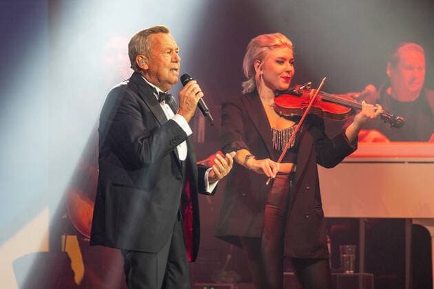 Roland Kaiser Alles oder Dich - Die Tournee zum . Roland Kaiser in der Stuttgarter Schleyerhalle. Roland Kaiser kehrt nach einer längeren coronabedingten Konzertpause wieder auf die Bühne zurück. Stuttgart Baden-Württemberg Deutschland