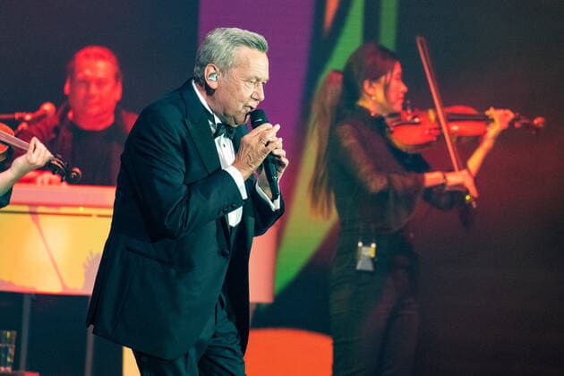 Roland Kaiser Alles oder Dich - Die Tournee zum . Roland Kaiser in der Stuttgarter Schleyerhalle. Roland Kaiser kehrt nach einer längeren coronabedingten Konzertpause wieder auf die Bühne zurück. Stuttgart Baden-Württemberg Deutschland