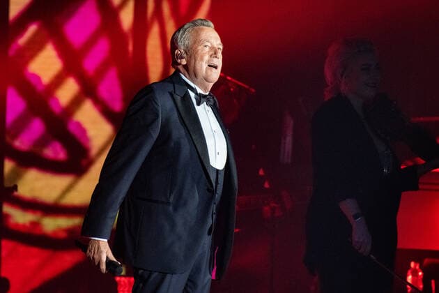Roland Kaiser Alles oder Dich - Die Tournee zum . Roland Kaiser in der Stuttgarter Schleyerhalle. Roland Kaiser kehrt nach einer längeren coronabedingten Konzertpause wieder auf die Bühne zurück. Stuttgart Baden-Württemberg Deutschland