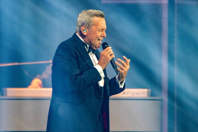 Roland Kaiser Alles oder Dich - Die Tournee zum . Roland Kaiser in der Stuttgarter Schleyerhalle. Roland Kaiser kehrt nach einer längeren coronabedingten Konzertpause wieder auf die Bühne zurück. Stuttgart Baden-Württemberg Deutschland