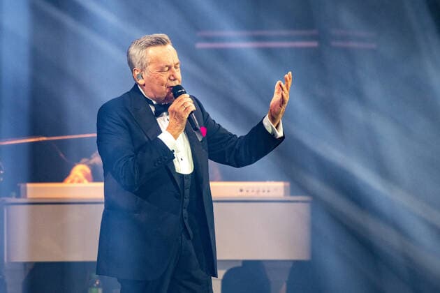 Roland Kaiser Alles oder Dich - Die Tournee zum . Roland Kaiser in der Stuttgarter Schleyerhalle. Roland Kaiser kehrt nach einer längeren coronabedingten Konzertpause wieder auf die Bühne zurück. Stuttgart Baden-Württemberg Deutschland
