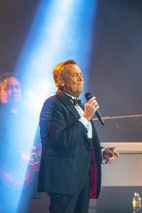 Roland Kaiser Alles oder Dich - Die Tournee zum . Roland Kaiser in der Stuttgarter Schleyerhalle. Roland Kaiser kehrt nach einer längeren coronabedingten Konzertpause wieder auf die Bühne zurück. Stuttgart Baden-Württemberg Deutschland