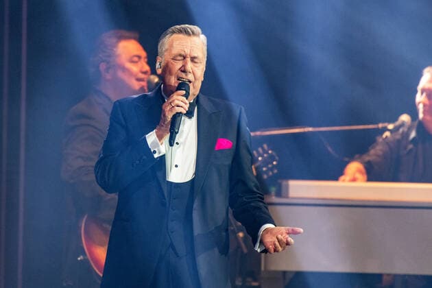 Roland Kaiser Alles oder Dich - Die Tournee zum . Roland Kaiser in der Stuttgarter Schleyerhalle. Roland Kaiser kehrt nach einer längeren coronabedingten Konzertpause wieder auf die Bühne zurück. Stuttgart Baden-Württemberg Deutschland