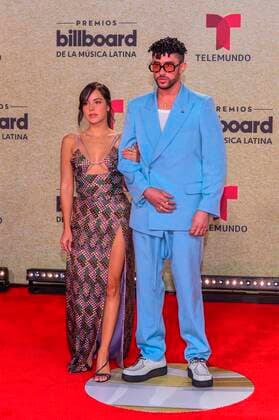 The Puerto Rican singer Bad Bunny and his girlfriend Gabriela Berlingeri pose on the red carpet at the Billboard Latin Music Awards, at the Watsco Center in Miami, Florida, USA, 23 September 2021. According to the organizers, the Billboard Latin Music Awards recognize the most popular albums, songs and performers in Latin music, based on the results of actual sales, streaming, radio broadcasts and social networks that provide information to the weekly Billboard charts. for a year. Red carpet of the 2021 Billboard Latin Music Awards in Miami !ACHTUNG: NUR REDAKTIONELLE NUTZUNG!  Copyright: xGiorgioxVierax USA1974 20210924-9d2781cf1f66e95c9dd1d5491d0cd8b83a3ab454