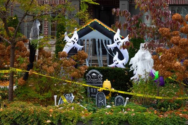 Halloween House Decoration In Canada Evening view of a beautiful Halloween decorated house in Toronto, Canada. Toronto Canada cherkasov-hallowee201031_npxpJ  Copyright: xAnatoliyxCherkasovx
