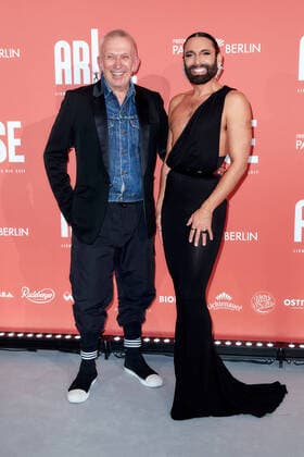 Bilder des Jahres 2021, Entertainment 09 September ARISE Grand Show Weltpremiere im Friedrichstadt-Palast Jean Paul Gaultier und Tom Neuwirth (Conchita Wurst) auf dem roten Teppich bei der Weltpremiere der ARISE Grand Show im Friedrichstadt-Palast in Berlin. *** ARISE Grand Show World Premiere at Friedrichstadt Palast Jean Paul Gaultier and Tom Neuwirth Conchita Wurst on the red carpet at the world premiere of ARISE Grand Show at Friedrichstadt Palast in Berlin Copyright: xEventpressxGolejewskix