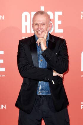 ARISE Grand Show Weltpremiere im Friedrichstadt-Palast Jean Paul Gaultier auf dem roten Teppich bei der Weltpremiere der ARISE Grand Show im Friedrichstadt-Palast in Berlin. *** ARISE Grand Show world premiere at Friedrichstadt Palast Jean Paul Gaultier on the red carpet at the world premiere of the ARISE Grand Show at Friedrichstadt Palast in Berlin Copyright: xEventpressxGolejewskix