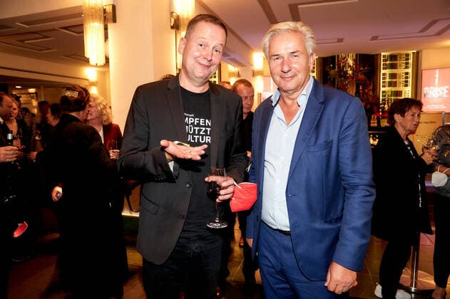 ARISE Grand Show Weltpremiere im Friedrichstadt-Palast Klaus Lederer und Klaus Wowereit auf der Party bei der Weltpremiere der ARISE Grand Show im Friedrichstadt-Palast in Berlin. *** ARISE Grand Show world premiere at Friedrichstadt Palast Klaus Lederer and Klaus Wowereit at the party at the world premiere of ARISE Grand Show at Friedrichstadt Palast in Berlin Copyright: xEventpressxGolejewskix