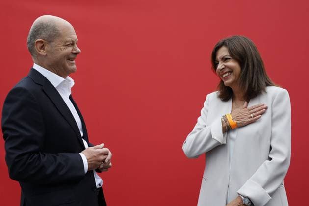 SPD-Kanzlerkandidat und Bundesfinanzminister Olaf Scholz mit der Buergermeisterin von Paris, Anne Hidalgo, beim SPD Wahlkampfabschluss in Koeln, 24.09.2021 Koeln Deutschland *** SPD candidate for chancellor and federal finance minister Olaf Scholz with the mayor of Paris, Anne Hidalgo, at the SPD campaign closing in Cologne, 24 09 2021 Cologne Germany Copyright: xXanderxHeinl Photothek.netx