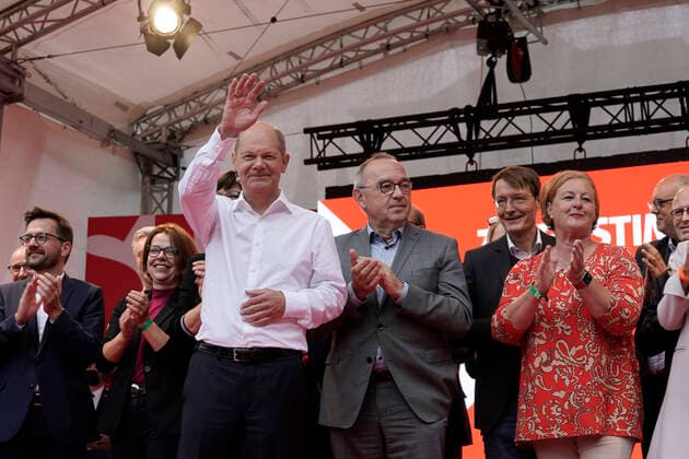 Wahlkampfabschluss fuer die Bundestagswahl der SPD in Koeln Aktuell, 21.09.2021, Koeln, Olaf Scholz Bundesfinanzminister und Kanzlerkandidat der SPD, Nadja Lueders Abgeordnete im Landtag Nordrhein-Westfalen und Generalsekretaerin, Thomas Kutschaty Mitglied des Landtags von Nordrhein-Westfalen und Norbert Walter-Borjans Bundesvorsitzender der SPD beim offiziellen Wahlkampfabschluss der Sozialdemokraten am Heumarkt in Koeln Koeln Nordrhein-Westfalen Deutschland *** Election campaign closing for the federal election of the SPD in Cologne Current, 21 09 2021, Cologne, Olaf Scholz Federal Minister of Finance and candidate for Chancellor of the SPD, Nadja Lueders Member of Parliament of North Rhine-Westphalia and Secretary General, Thomas Kuts