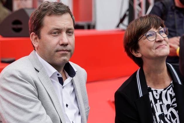 Wahlkampfabschluss fuer die Bundestagswahl der SPD in Koeln Aktuell, 21.09.2021, Koeln, Lars Klingbeil gemeinsam mit Saskia Esken Bundesvorsitzende der SPD beim offiziellen Wahlkampfabschluss der Sozialdemokraten am Heumarkt in Koeln Koeln Nordrhein-Westfalen Deutschland *** Election closing for the federal election of the SPD in Cologne News, 21 09 2021, Cologne, Lars Klingbeil together with Saskia Esken Federal Chairman of the SPD at the official election closing of the Social Democrats at the Heumarkt in Cologne North Rhine Westphalia Germany