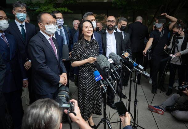 Bilder des Jahres 2021, News 09 September News Themen der Woche KW38 News Bilder des Tages September 24, 2021, Vancouver, BC, Canada: Meng Wanzhou, chief financial officer of Huawei, reads a statement outside B.C. Supreme Court, in Vancouver, B.C., Friday, Sept. 24, 2021. Vancouver Canada  - ZUMAc35_ 20210924_zaf_c35_130 Copyright: xDarrylxDyckx