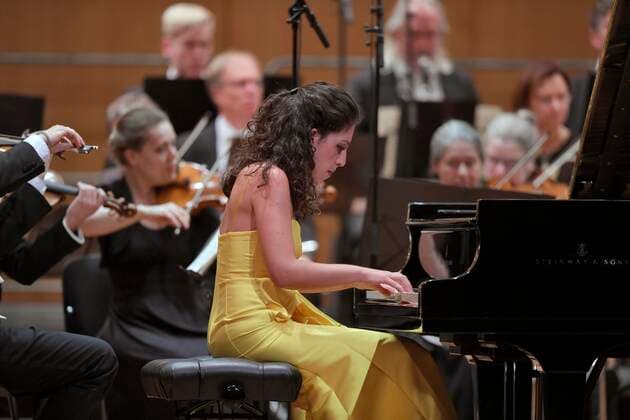 24.09.2021, Klassikfestival Bad Wörishofen, Festival der Nationen 2021 im Kurhaus Bad Wörishofen im Allgäu, Eröffnungskonzert mit Beatrice Rana, Klavier, Francois Leleux, Dirigent, Camerata Salzburg. Beatrice Rana am Flügel. 24.09.2021, Klassikfestival Bad Wörishofen 24.09.2021, Klassikfestival Bad Wörishofen
