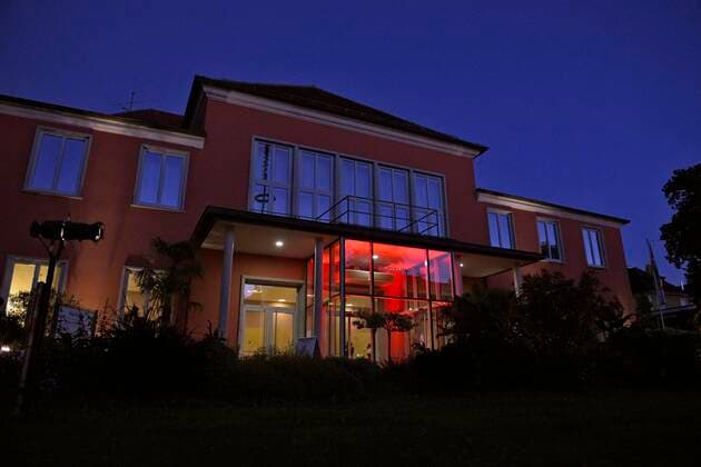 24.09.2021, Klassikfestival Bad Wörishofen, Festival der Nationen 2021 im Kurhaus Bad Wörishofen im Allgäu, Eröffnungskonzert mit Beatrice Rana, Klavier, Francois Leleux, Dirigent, Camerata Salzburg. Aussenaufnahme 24.09.2021, Klassikfestival Bad Wörishofen 24.09.2021, Klassikfestival Bad Wörishofen