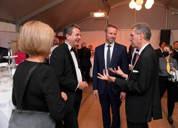 24.09.2021, Klassikfestival Bad Wörishofen, Festival der Nationen 2021 im Kurhaus Bad Wörishofen im Allgäu, Eröffnungskonzert mit Beatrice Rana, Klavier, Francois Leleux, Dirigent, Camerata Salzburg. Empfang der Ehrengäste im VIP-Zelt. re: Intendant Winfried Roch mit Bürgermeister Stafan Welzel (li) und Landrat Alex Eder (mitte). 24.09.2021, Klassikfestival Bad Wörishofen 24.09.2021, Klassikfestival Bad Wörishofen