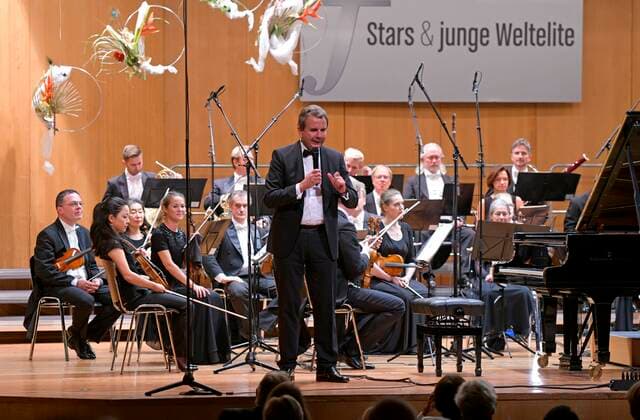 24.09.2021, Klassikfestival Bad Wörishofen, Festival der Nationen 2021 im Kurhaus Bad Wörishofen im Allgäu, Eröffnungskonzert mit Beatrice Rana, Klavier, Francois Leleux, Dirigent, Camerata Salzburg. Bürgermeister Stefan Welzel hält eine Rede zur Eröffnung des Festivals 24.09.2021, Klassikfestival Bad Wörishofen 24.09.2021, Klassikfestival Bad Wörishofen