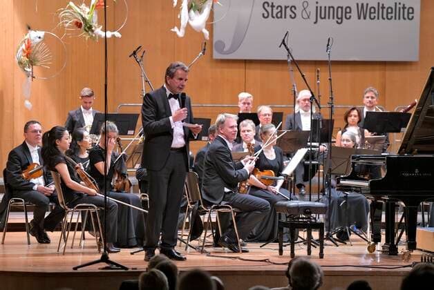 24.09.2021, Klassikfestival Bad Wörishofen, Festival der Nationen 2021 im Kurhaus Bad Wörishofen im Allgäu, Eröffnungskonzert mit Beatrice Rana, Klavier, Francois Leleux, Dirigent, Camerata Salzburg. Bürgermeister Stefan Welzel hält eine Rede zur Eröffnung des Festivals 24.09.2021, Klassikfestival Bad Wörishofen 24.09.2021, Klassikfestival Bad Wörishofen