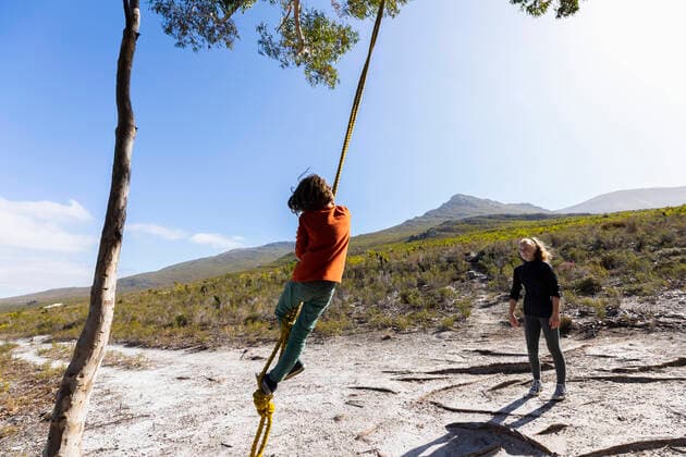 IMAGO Creative: Klimawandel - Grüne Erholung Teenage girl and younger brother using rope swing on a hiking trail Waterfall Trail,South Africa,Teenage girl and younger brother using rope swing on a hiking trail  Teenage girl and younger brother using rope swing on a hiking trail
