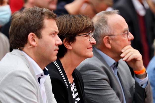 Lars Klingbeil, Saskia Esken und Norbert Walter-Borjans beim Wahlkampfabschluss der SPD für die Bundestagswahl 2021 auf dem Heumarkt. Köln, 24.09.2021 *** Lars Klingbeil, Saskia Esken and Norbert Walter Borjans at the campaign closing of the SPD for the Bundestag election 2021 on the Heumarkt Cologne, 24 09 2021 Foto:xC.xHardtx xFuturexImage