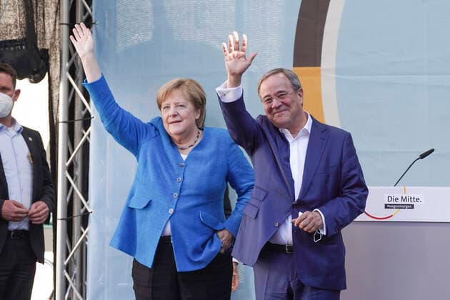 Bilder des Jahres 2021, News 09 September News Themen der Woche KW38 News Bilder des Tages Wahlkampf Abschluss der CDU Bundespartei Aktuell, 25.09.2021,Aachen, Angela Merkel die deutsche CDU Bundeskanzlerin gemeinsam mit Armin Laschet auf der Buehne beim Wahlkampfabschluss der Partei in Aachen-Burtscheid Aachen Nordrhein-Westfalen Deutschland *** Election Campaign Closing of the CDU Federal Party News, 25 09 2021,Aachen, Angela Merkel the German CDU Chancellor together with Armin Laschet on stage at the election campaign closing of the party in Aachen Burtscheid Aachen North Rhine Westphalia Germany
