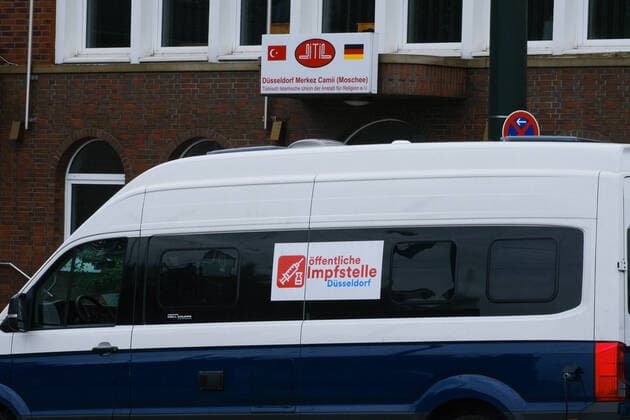 Düsseldorf 24.09.2021 Ditib Moschee Derendorfer Bahnhof öffentliche Impfstelle Stadt Düsseldorf Impfbus kostenlose Impfung ohne Anmeldung Astra Zeneka , Biontech Pfizer , Johnson , Moderna Impfzentrum Corona Covid Pandemie Impfen Impftermin Kinder Jugendliche Senioren Priorisierung Düsseldorf Nordrhein-Westfalen Deutschland
