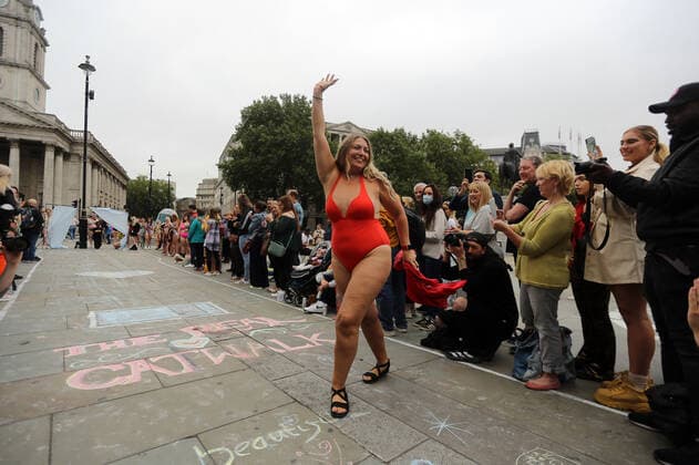 September 25, 2021, London, England, United Kingdom: Models take park in guerrilla-style fashion showÃ‚ The Real Catwalk in Trafalgar Square in London. London United Kingdom - ZUMAs262 20210925_zip_s262_002 Copyright: xTayfunxSalcix