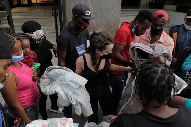 Inhabitants Of Mexico City Offer Solidarity Support To Haitian Migrants Isabela, an industrial design student at the CENTRO - Diseno Cine Television University, hands out clothes to Haitian migrants outside the facilities of the Mexican Commission for Refugee Support in Mexico City, who recently arrived in the capital during the COVID-19 health emergency in the country. The migrants are trying to complete a procedure that will allow them to stay longer in Mexico due to the difficulties their compatriots have in entering the United States. Mexico City Mexico vieyra-notitle210924_npsZB  Copyright: xGerardoxVieyrax