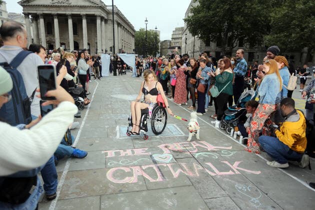 September 25, 2021, London, England, United Kingdom: Models take park in guerrilla-style fashion showÃ‚ The Real Catwalk in Trafalgar Square in London. London United Kingdom - ZUMAs262 20210925_zip_s262_019 Copyright: xTayfunxSalcix
