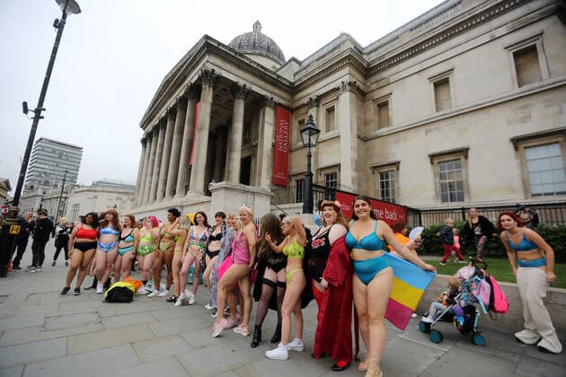 September 25, 2021, London, England, United Kingdom: Models take park in guerrilla-style fashion showÃ‚ The Real Catwalk in Trafalgar Square in London. London United Kingdom - ZUMAs262 20210925_zip_s262_025 Copyright: xTayfunxSalcix