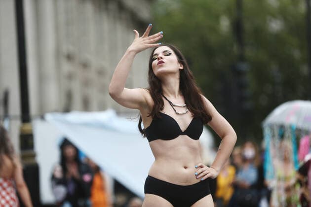September 25, 2021, London, England, United Kingdom: Models take park in guerrilla-style fashion showÃ‚ The Real Catwalk in Trafalgar Square in London. London United Kingdom - ZUMAs262 20210925_zip_s262_043 Copyright: xTayfunxSalcix