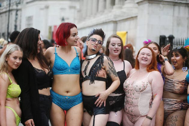September 25, 2021, London, England, United Kingdom: Models take park in guerrilla-style fashion showÃ‚ The Real Catwalk in Trafalgar Square in London. London United Kingdom - ZUMAs262 20210925_zip_s262_054 Copyright: xTayfunxSalcix